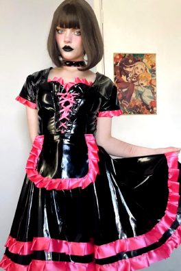 A PVC Maid At Your Service~ Or A Shiny Doll To Play With?