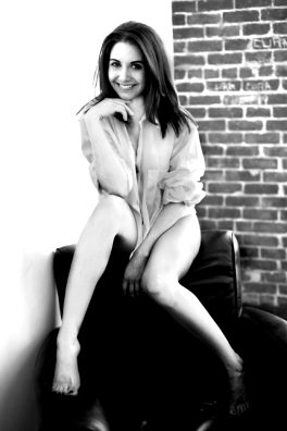 Alison Brie – Long Legs And Perfect Smile