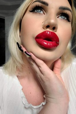 Do You Like Shiny Red Lips 👄💄