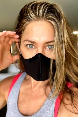 Jennifer Aniston – Even Masked And Without Makeup She Is Spectacular.