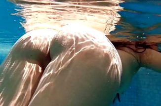 Andreina De Luxe hot Latina in the pool