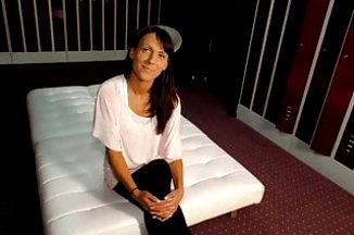 Casting Couch Nette schwarzhaarige Mutter spricht ins Mikro