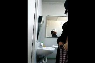 Esibizionista italiana si masturba nel bagno di un negozio